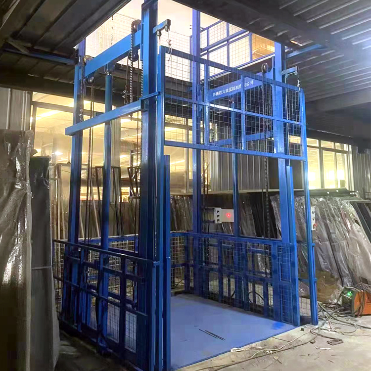 倉(cāng)庫(kù)升降貨梯安裝完畢！